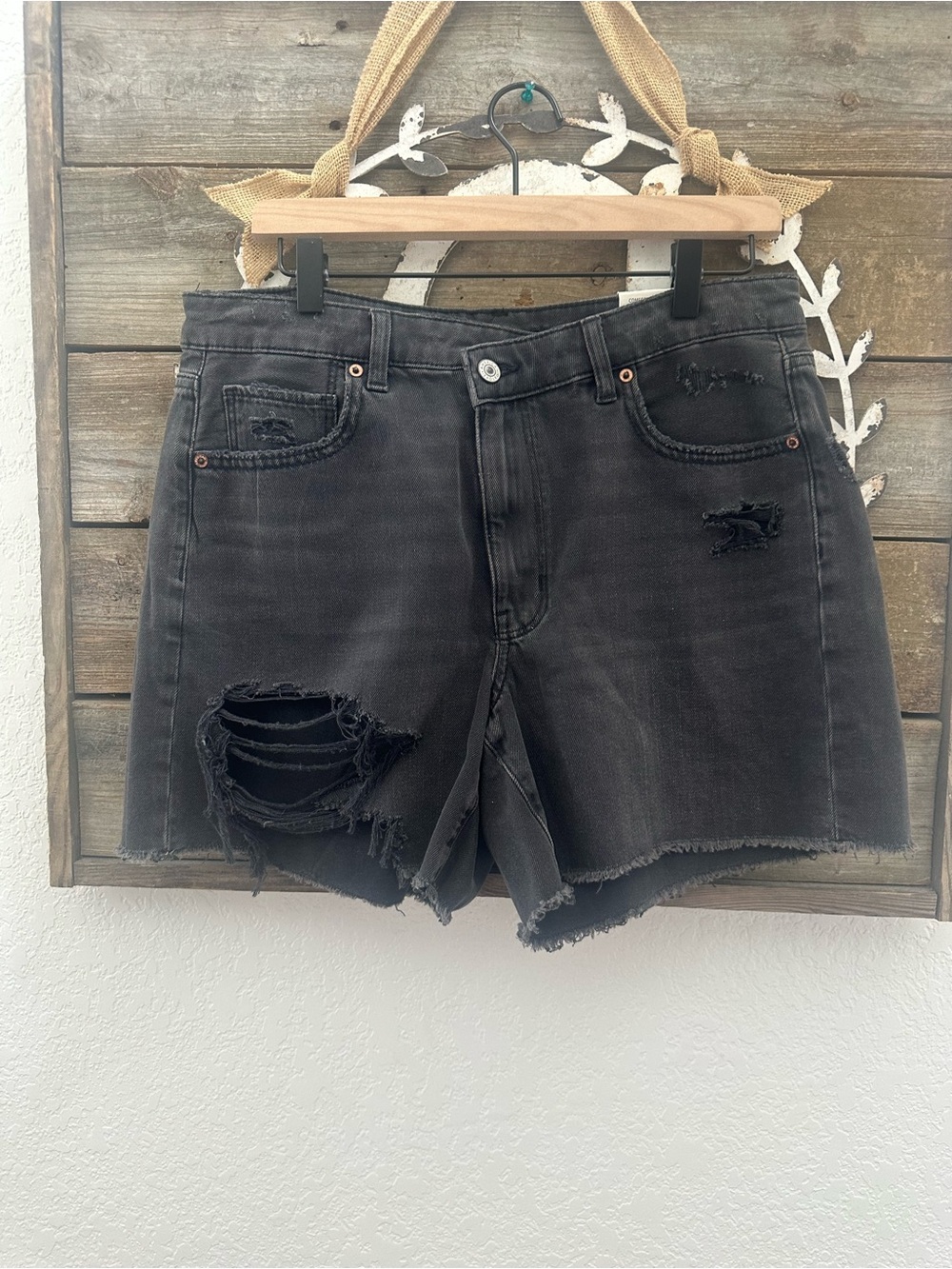 American Eagle Washed Black Distressed Denim Baggy Cutoff Shorts size 31/12 NWT